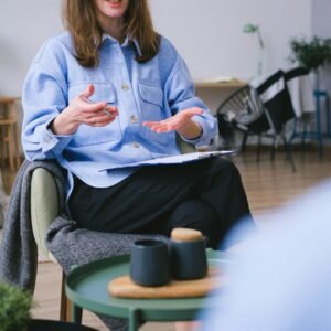 Oferta A therapist consults with a client in a contemporary office, focusing on mental health.